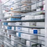 Les 225 intoxications graves ont principalement été causées par les médicaments (72%), mais aussi par les produits d’agrément, les drogues et l’alcool (14%). KEYSTONE/CHRISTIAN BEUTLER